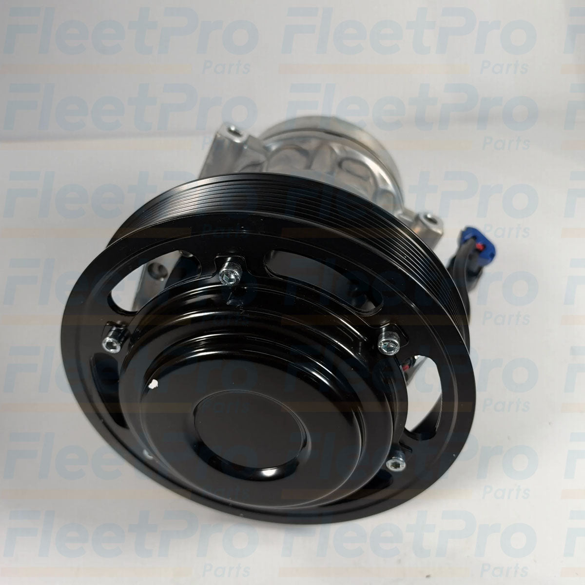 Close-up view of 12V clutch pulley assembly on Fleetrite FLTAC2004326AM compressor