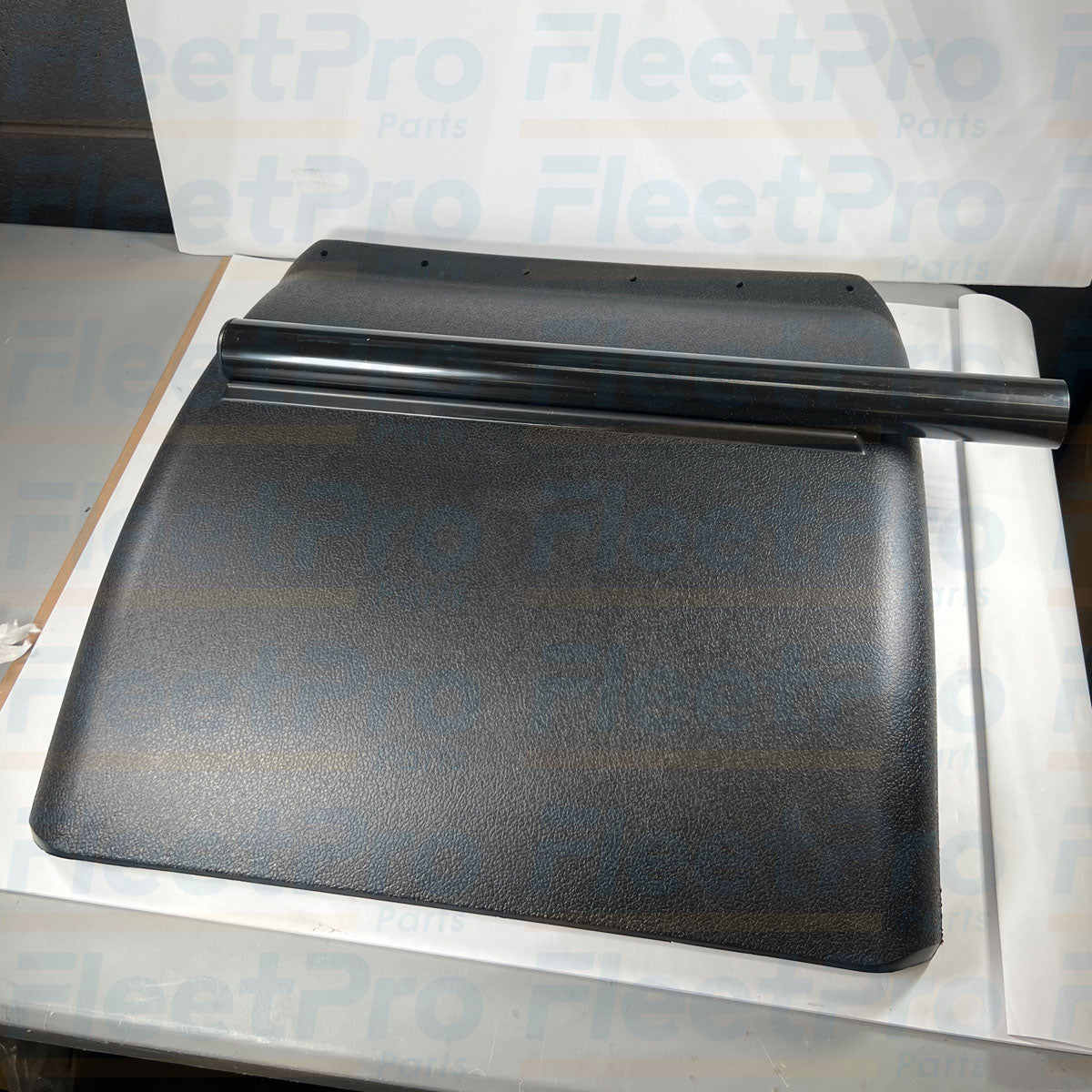Side profile of GT3900 semi truck quarter fender