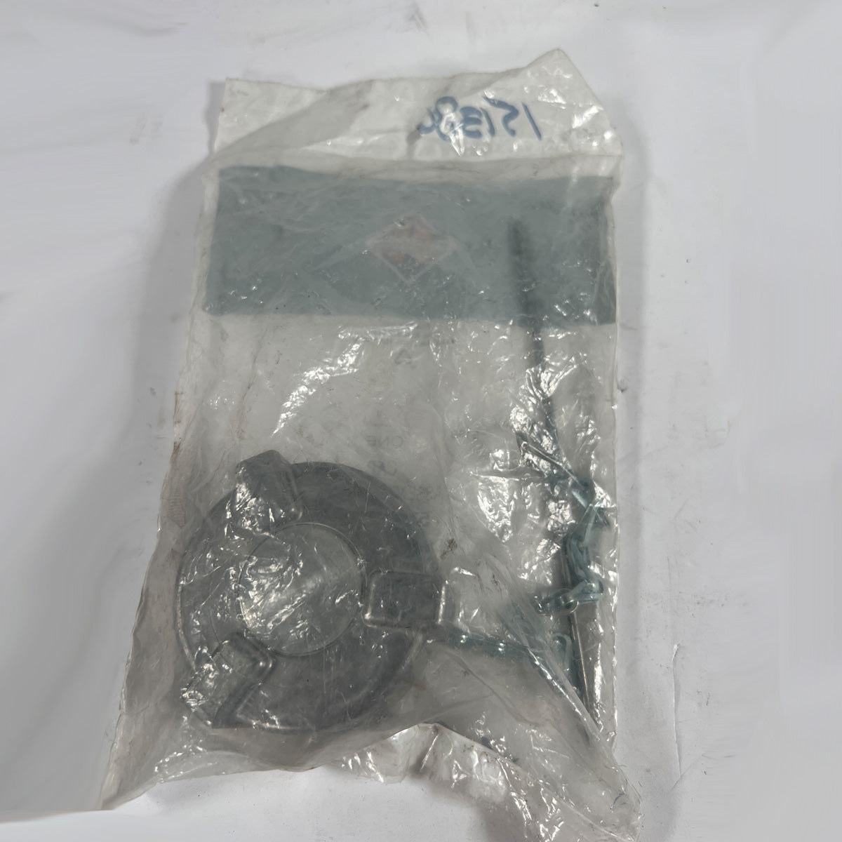 International 576746C92 fuel cap assembly