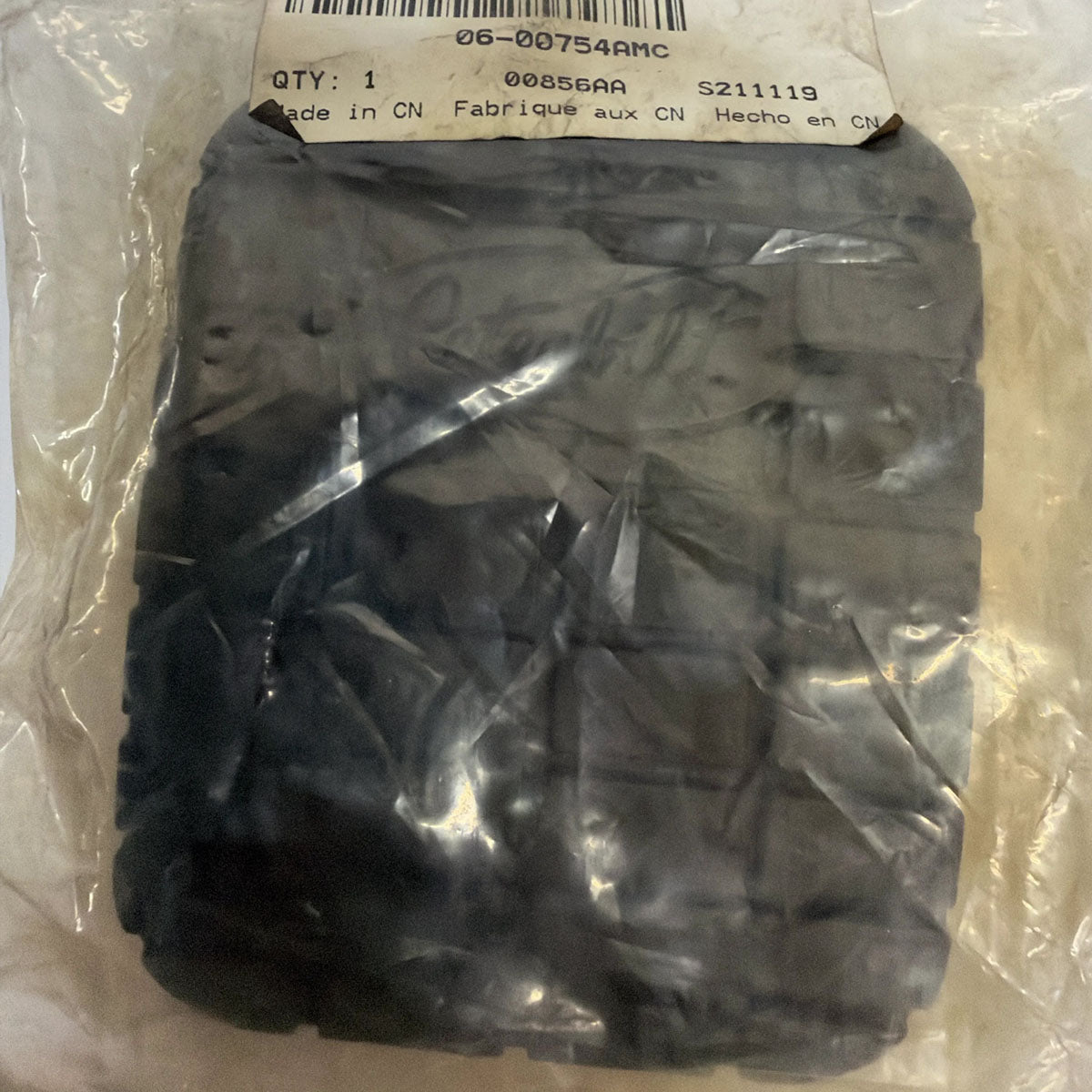 Close-up view of non-slip rib tread texture on Peterbilt 06-00754AMC clutch pad