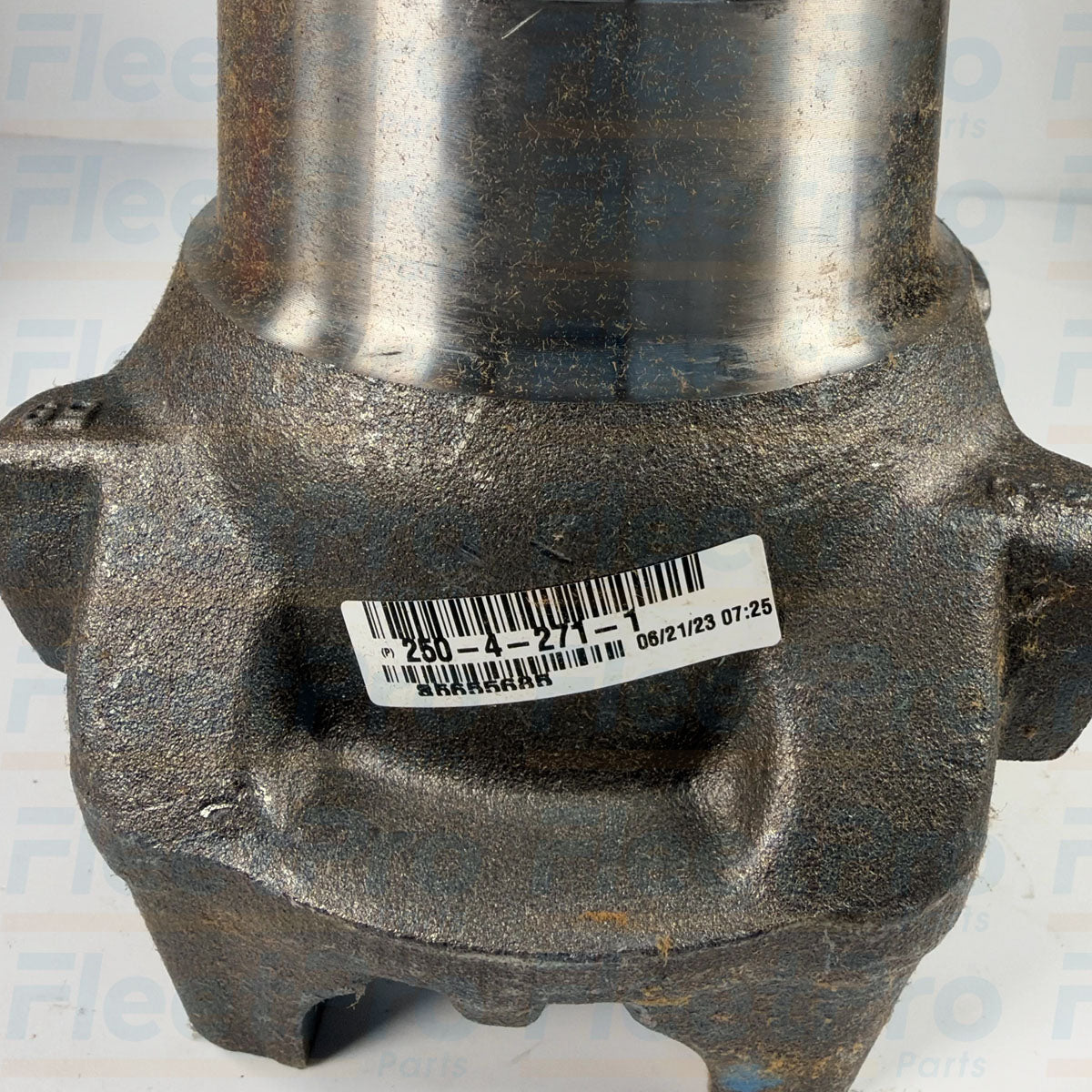 Close-up view of precision CNC-machined internal splines inside Spicer 250-4-271-1 end yoke